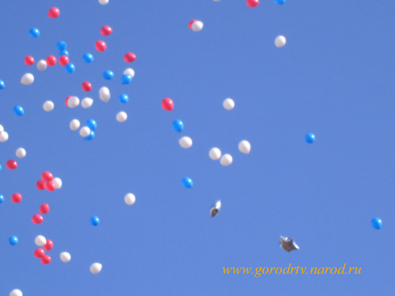 Воздушные шары взмывают в небо...
